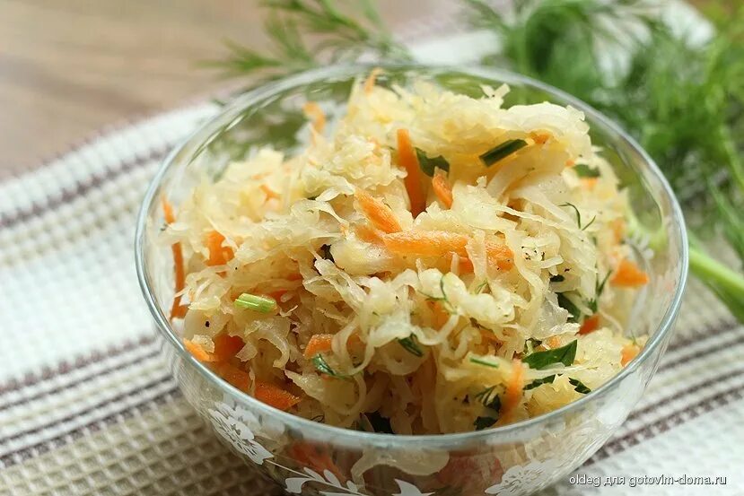 Квашеная капуста фото. Квашеная капуста с чем сочетается. Салат минский с квашеной капустой. Салат из квашенной капусты. Квашеная капуста со сметаной.