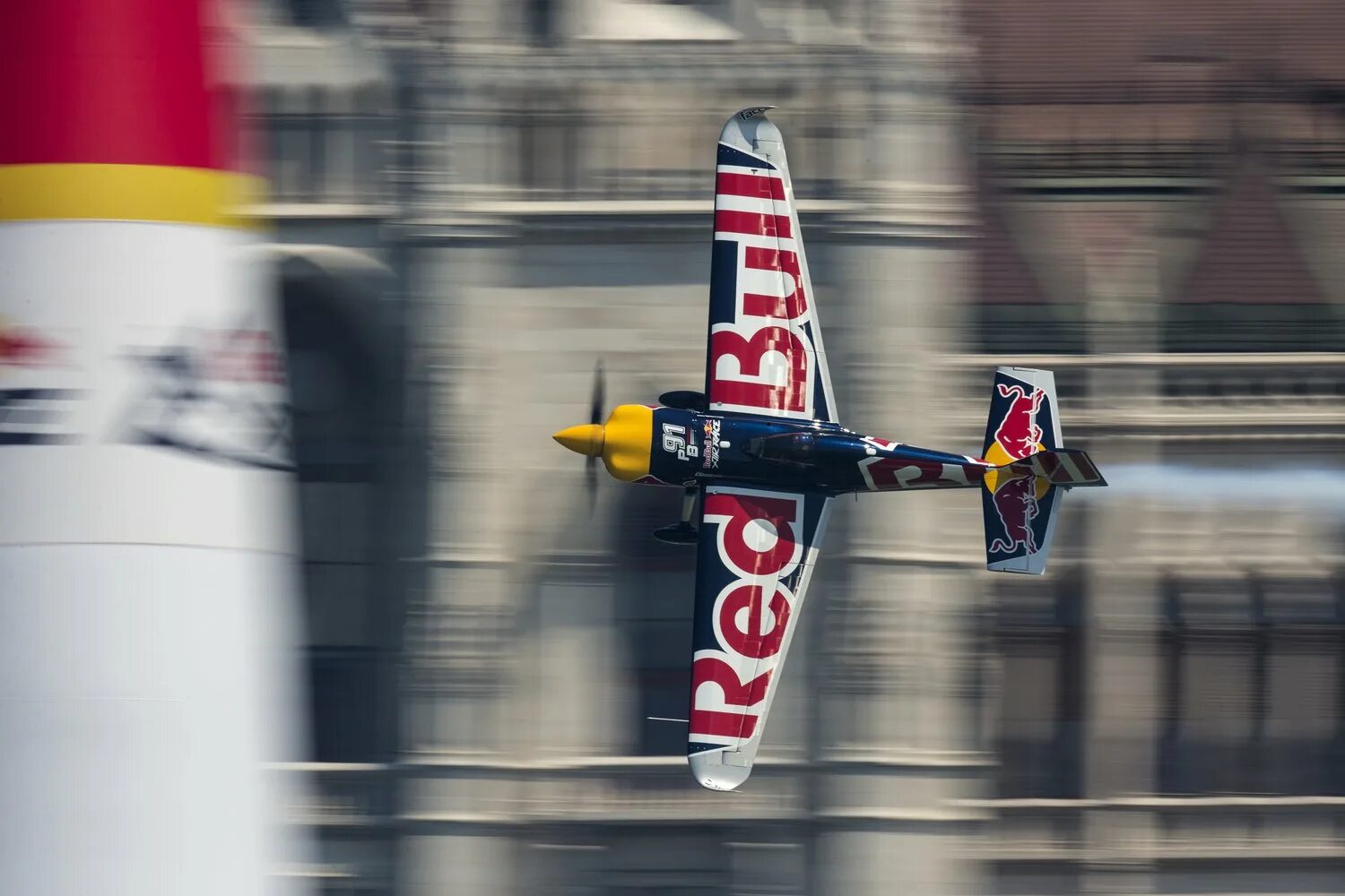 Bull air race. Red bull самолеты соревнование. Red bull air race комбинезон. Ред булл самолет казань. Red bull air race самолеты.