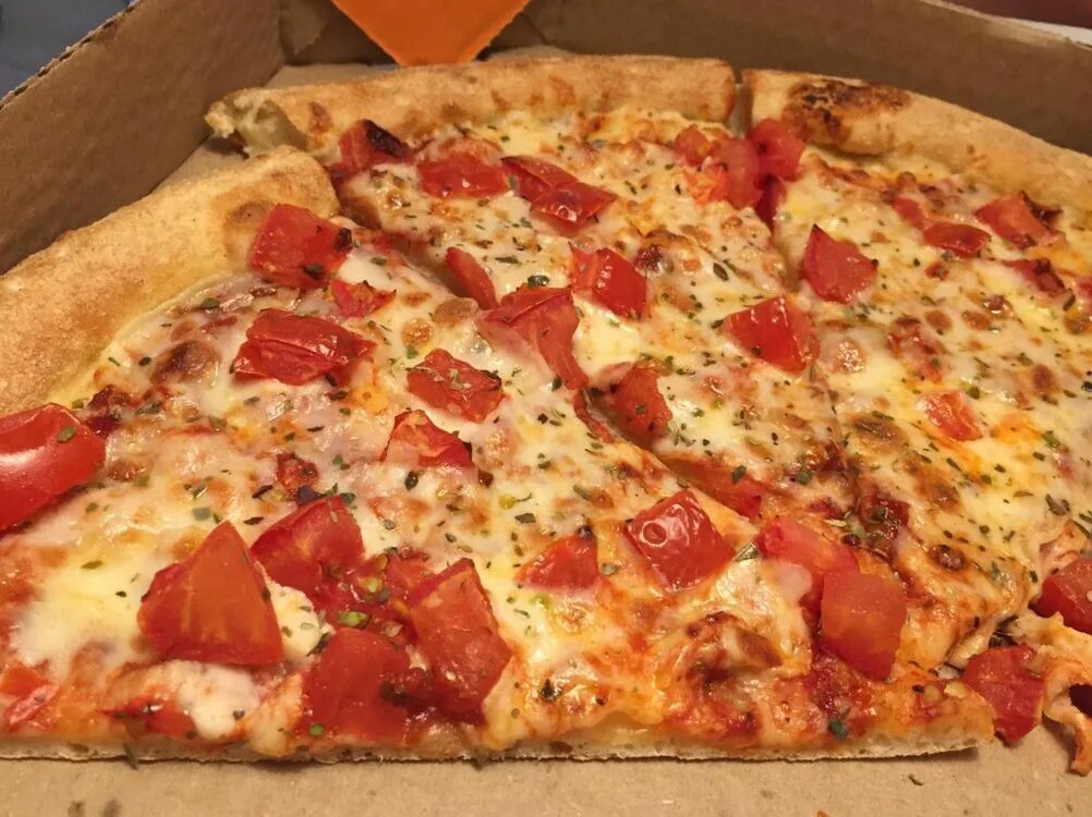 Заказать пиццу тюмень. Дмитрий пицца. Пицца Тюмень. Тесто для пиццы из пицца Мия. Пицца по тюменски.