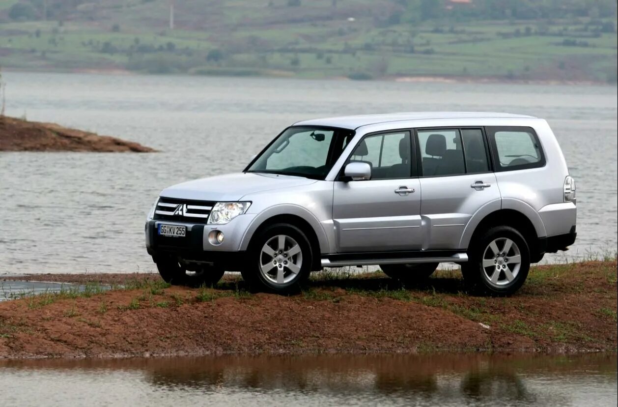 Бензиновые mitsubishi pajero. Митсубиси Паджеро 4. Митсубиси Паджеро 6. Mitsubishi Pajero 4 поколения. Mitsubishi Pajero Wagon.