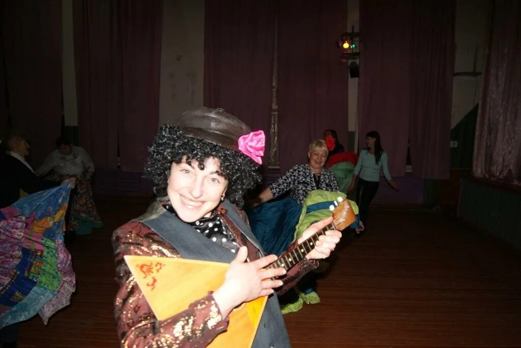 Цыгане сценка юбилей. Цыгане шуточные сценки. Сценка с цыганами на день рождения. Сценка на юбилей в цыганском стиле. Цыгане сценка юбилей.