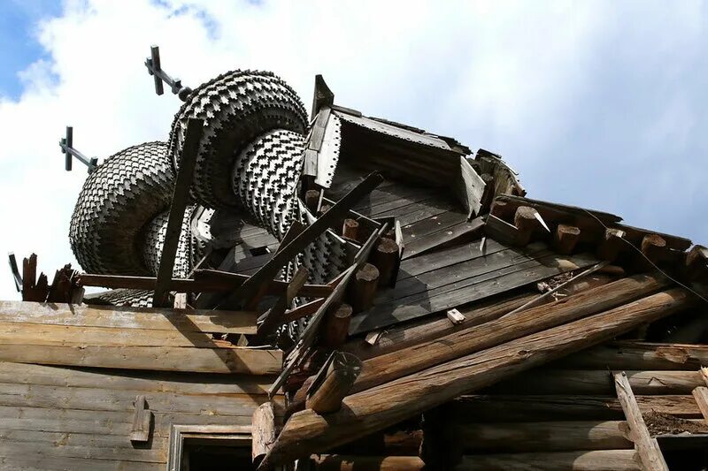 на украине падающая церковь. разрушенное здание. крест на зеленогорской церкви. церковь упал. крестовоздвиженская церковь алатырь.