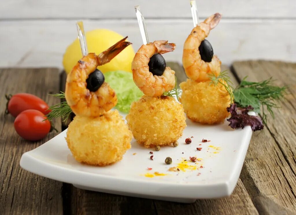 рисовые шарики с курицей. крокеты тресковые. креветочные крокеты. канапе с сырными шариками. рисовые шарики с креветками.