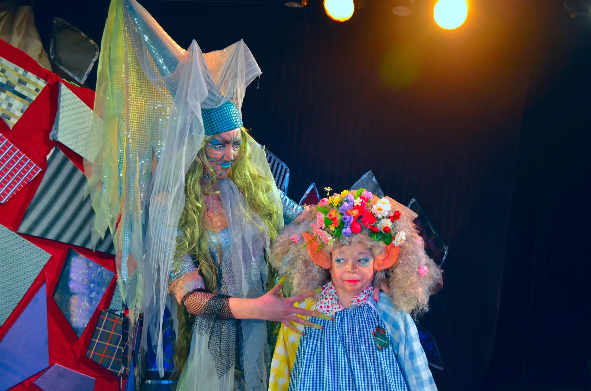 новогодний спектакль новогодняя вечеринка бабы яги. баба яга спектакль для детей. баба яга современная костюм спектакль. спектакль маленькая баба яга. спектакль театральный баба яга.