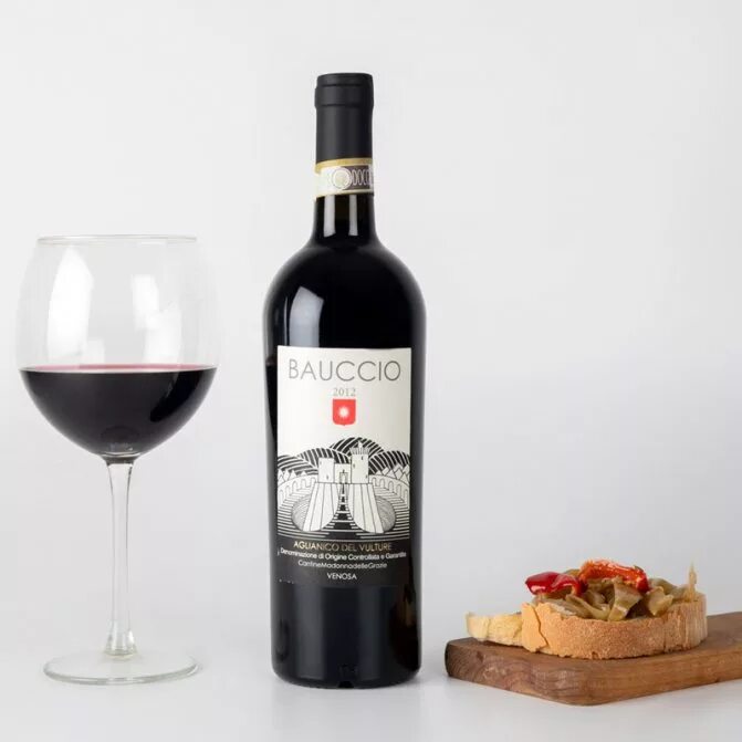 Итальянское вино. Вино Альянико Италия. Красное вино Альянико. Вино Италия красное сухое. Итальянские вина красные сухие.