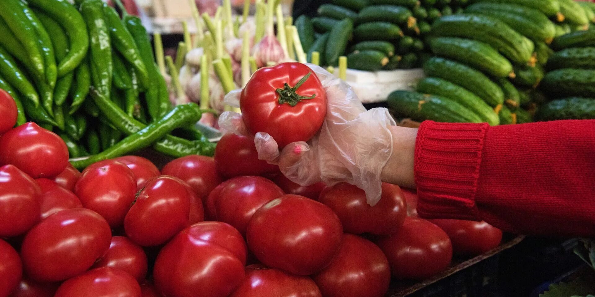 Купить овощи беларусь. Овощи на рынке. Базар с помидорами. Помидоры на рынке. Азербайджанские помидоры.
