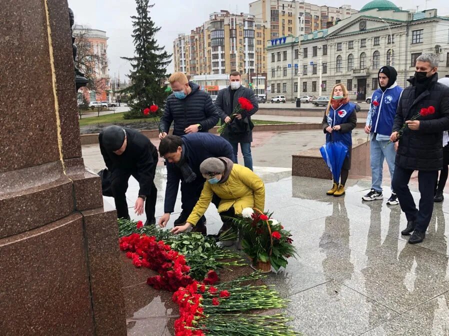 Памяти Зои Космодемьянской. Мемориал Зои Космодемьянской. Памятник Зое Космодемьянской в Петрищево. Мирясова возложение цветов. 22 29 ноября