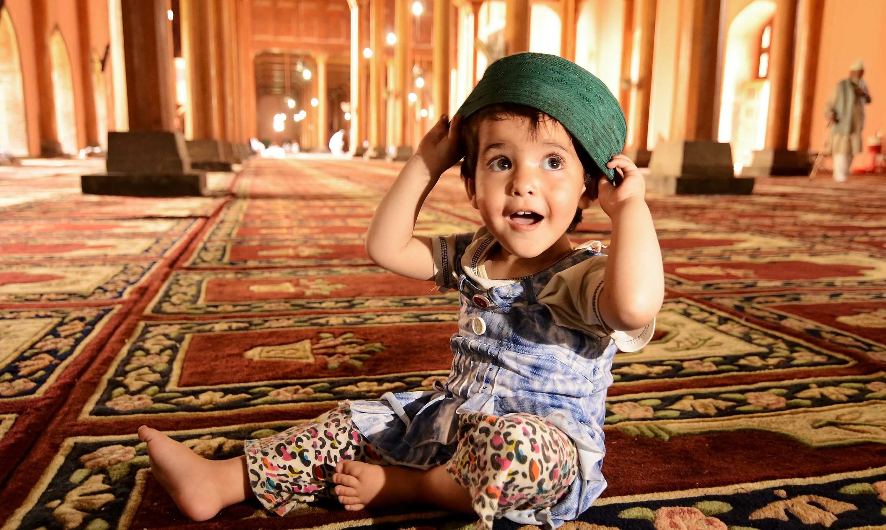 Исламский сонник мальчик. Мусульманские дети. Арабские дети. Маленькие арабские дети. Дети в мечети.