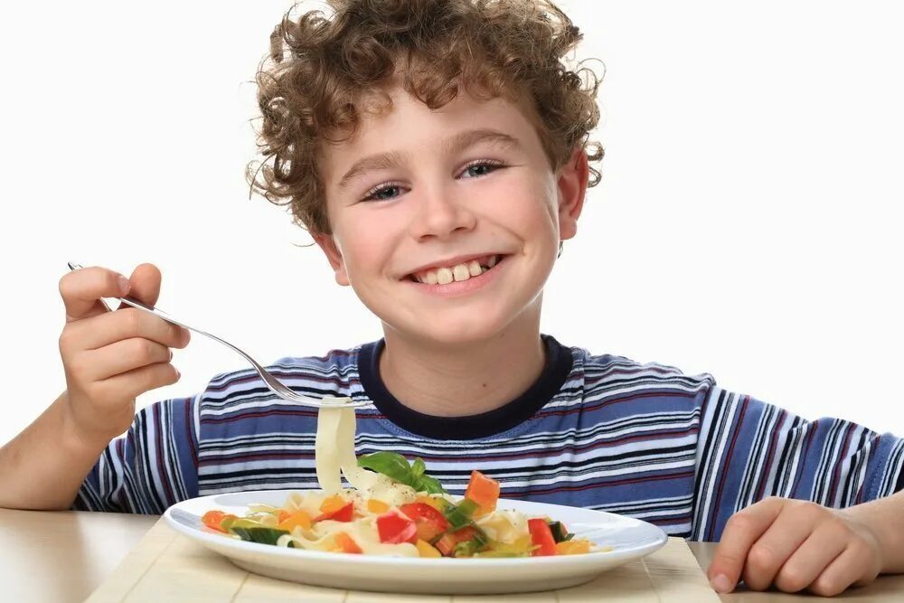 Еда для детей. Здоровое питание для подростков. Дети за столом. Подросток кушает.