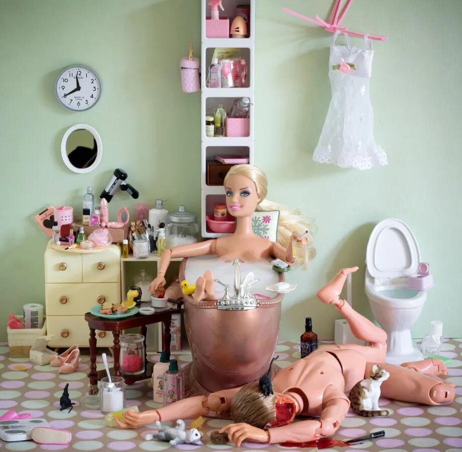Взрослые играют в куклы детей. Барби Мэриэл Клэйтон. Мариэль Клейтон Барби. Мэриэл Клейтон Тайная жизнь Барби. Необычные куклы Барби.