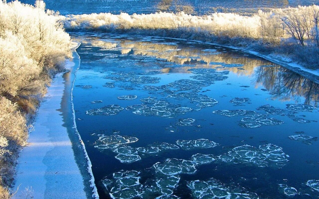 Тихи пруды холод и мрак вод их. Весенние ручьи. Лед на реке. Весенняя река.