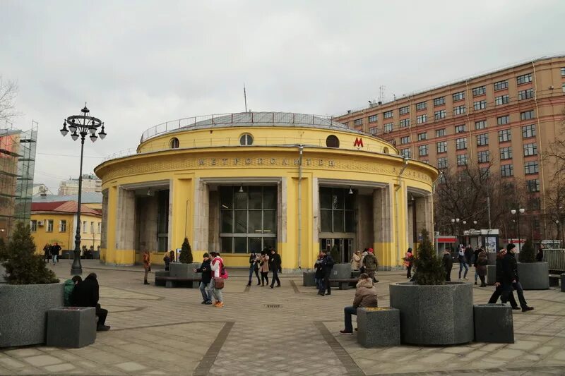 вестибюль станции новокузнецкая. около метро новокузнецкая. вестибюль новокузнецкая. метро новокузнецкая 1943. около метро новокузнецкая.