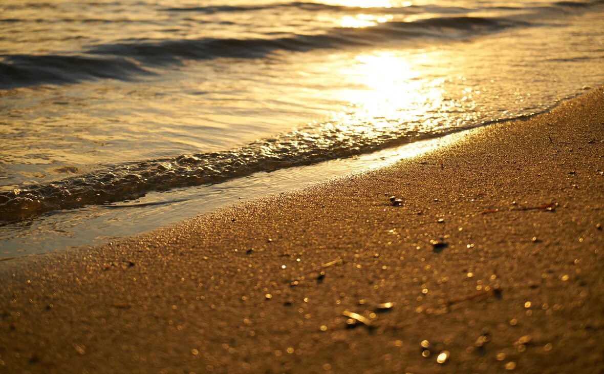 Лето море. Песчинка море. Песчинки на берегу. Морской песок. Море песок.