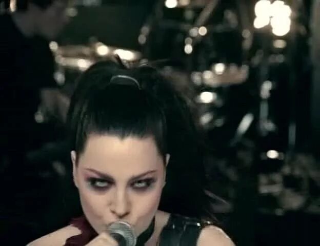 Go under evanescence. Evanescence going. эванесенс хаунтед. going under under evanescence. going under evanescence эми ли.