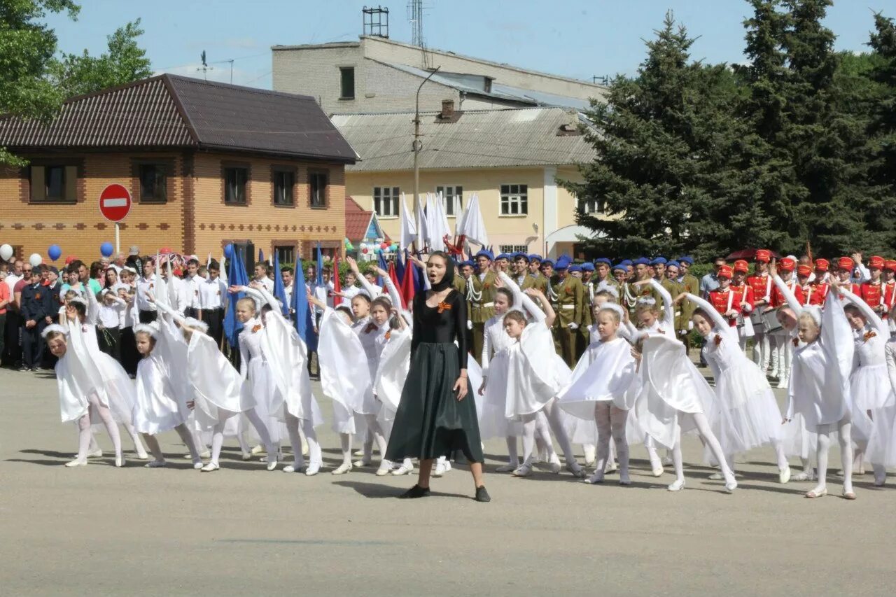 Подслушано калязине сегодня. Парад Победы в Калязине в 2021 году. Парад Победы Калязин 2010. Калязин 70 годовщина Победы видеоролик. Новости Калязина.