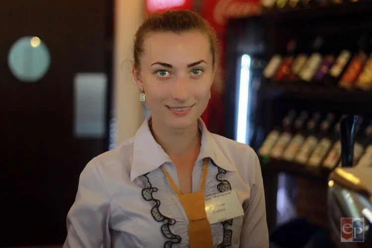 Работа администратор зала. Администратор зала. администратор зала мойка. администратор зала в кино. администратор зала кинотеатра.
