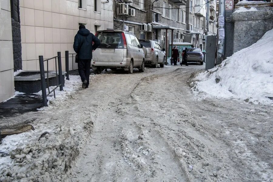 Снег по колено в Москве. Сугробы по колено фото. Яшкино утопает в снегу. Петровка в снегу. Сугробы по колено