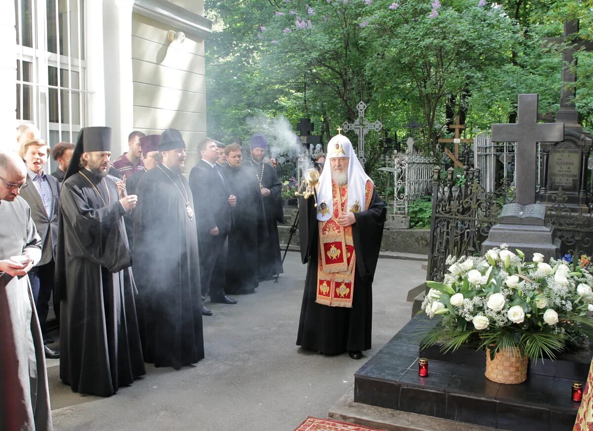 Текст литии заупокойной совершаемой на кладбище. Могила Гундяевых на Большеохтинском. Заупокойная панихида на кладбище.