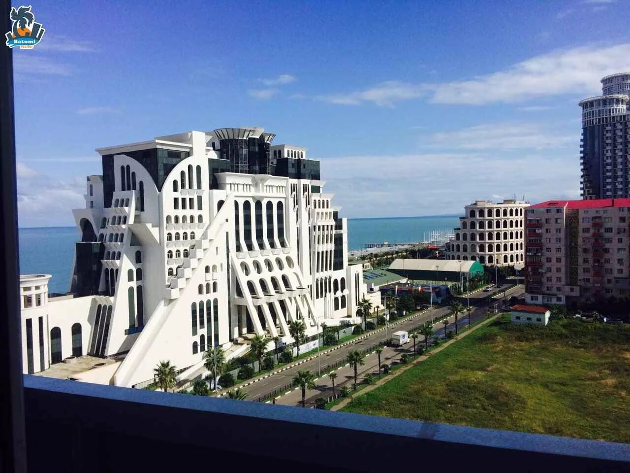 Батуми ресторан перевернутый дом. Особняки в батуми. Villa батуми. Marine house в батуми. Домик батуми.