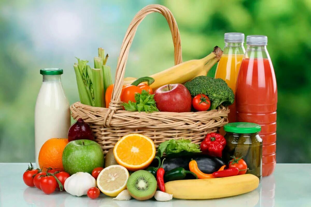 Продукты питания. Овощи и фрукты. Здоровое питание. Корзинка с продуктами.