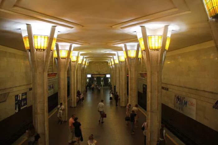 Минский метрополитен станция октябрьская. Метро октябрьская минск. Метро октябрьская минск. Станция метро кастрычницкая минск. Станция кастрычницкая.