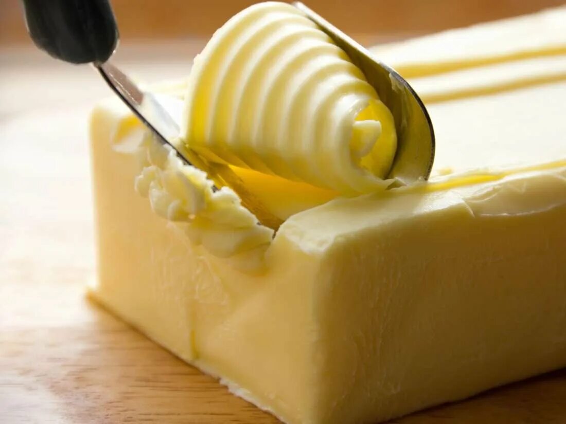Сливочное масло крошится при резке. Масло. Маргарин. Масло сливочное красивое фото. Масло сливочное завиток.