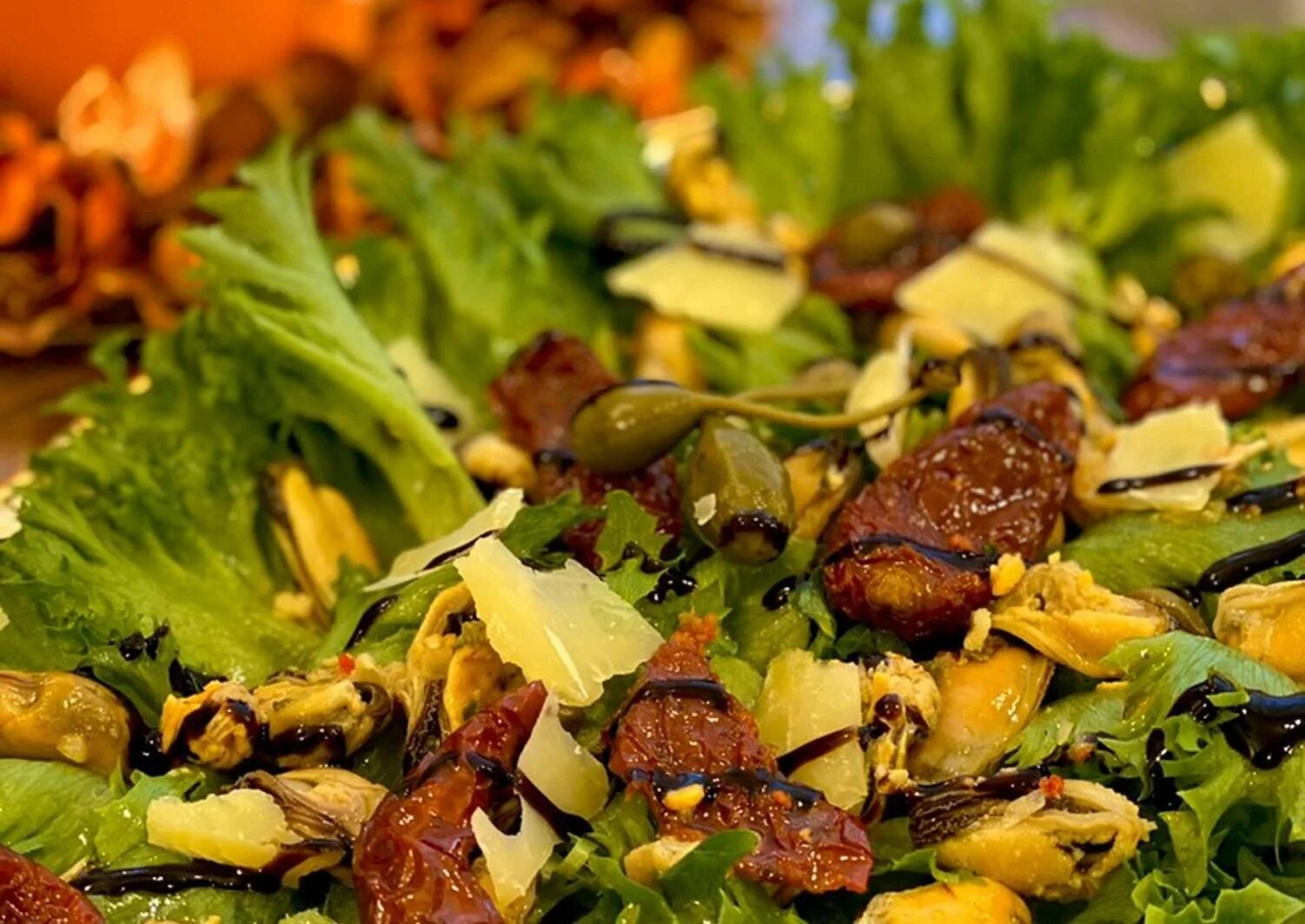 Салат айсберг мидии помидоры. Салат руккола с мидиями. Салат руккола мидии черри. Салат айсберг мидии помидоры. Салат с мидиями и авокадо.