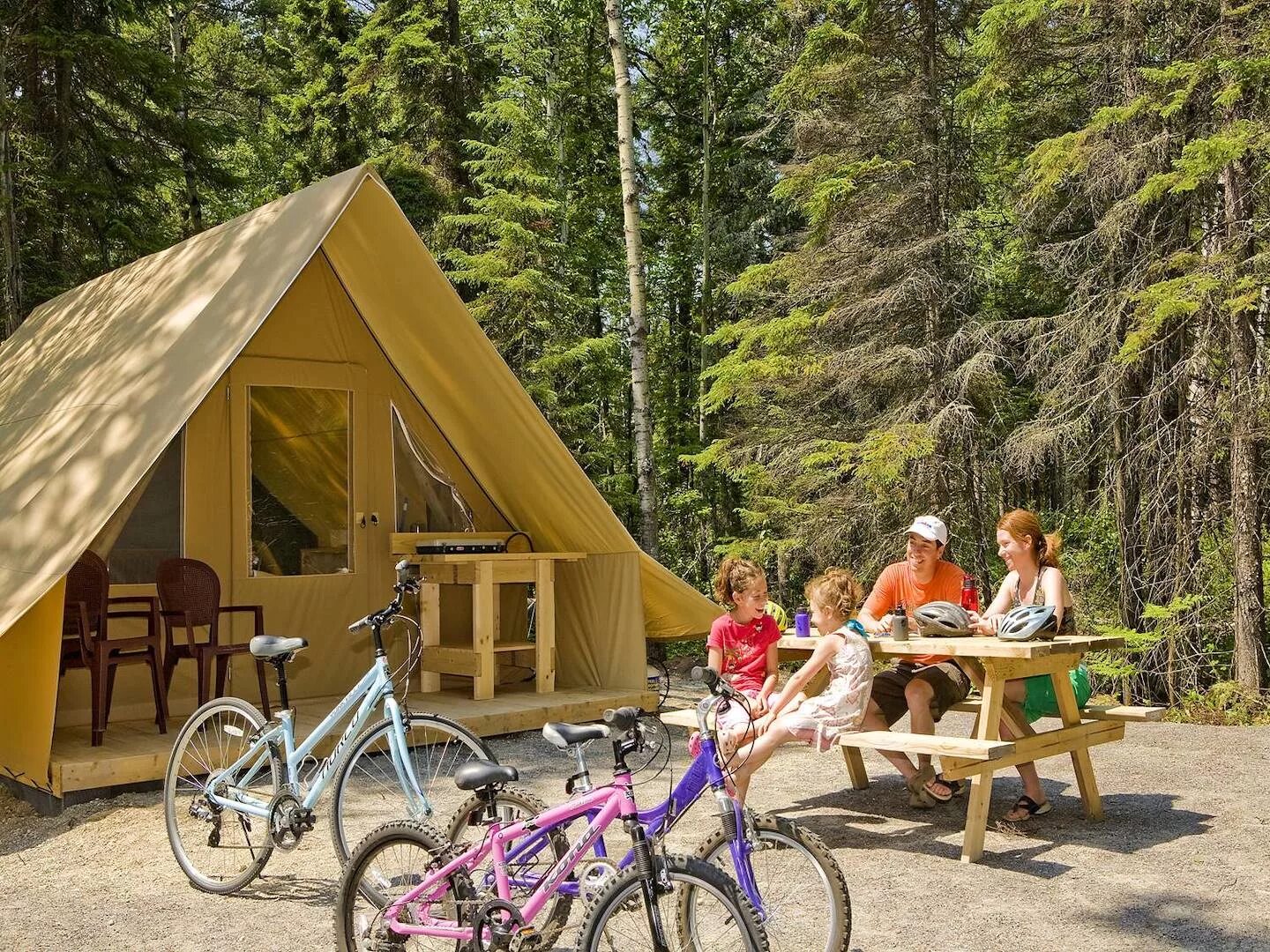 Кемп работа. Кемпинг. кемпинг люди. outdoor camping. глэмпинг для людей с ограниченными возможностями.