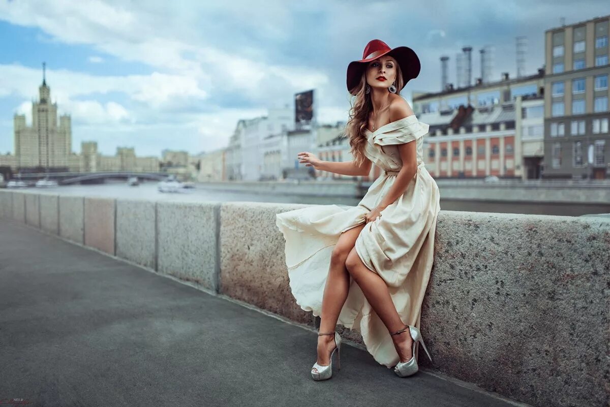 Away woman. Фотосессия в платье на улице. Девушка в шляпе. Женственный образ. Элегантная женщина.