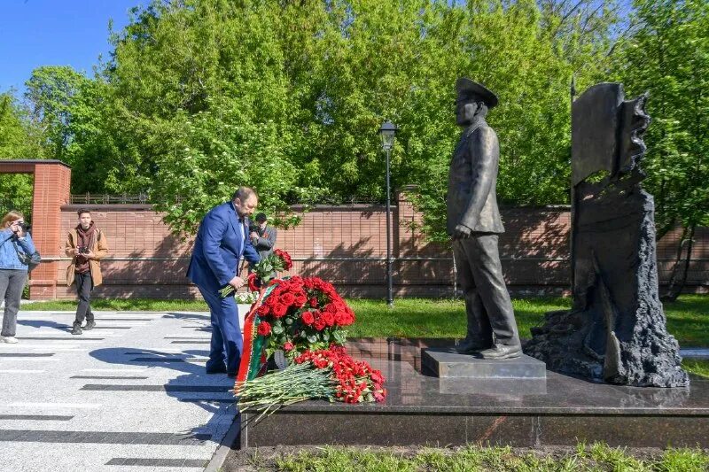 Где похоронены воины защищавшие город и жители. Где похоронены воины защищавшие город и жители. Пискарёвское мемориальное кладбище памятник детям войны. Пискаревское кладбище блокада ленинграда. Братская могила воинов шумерля.