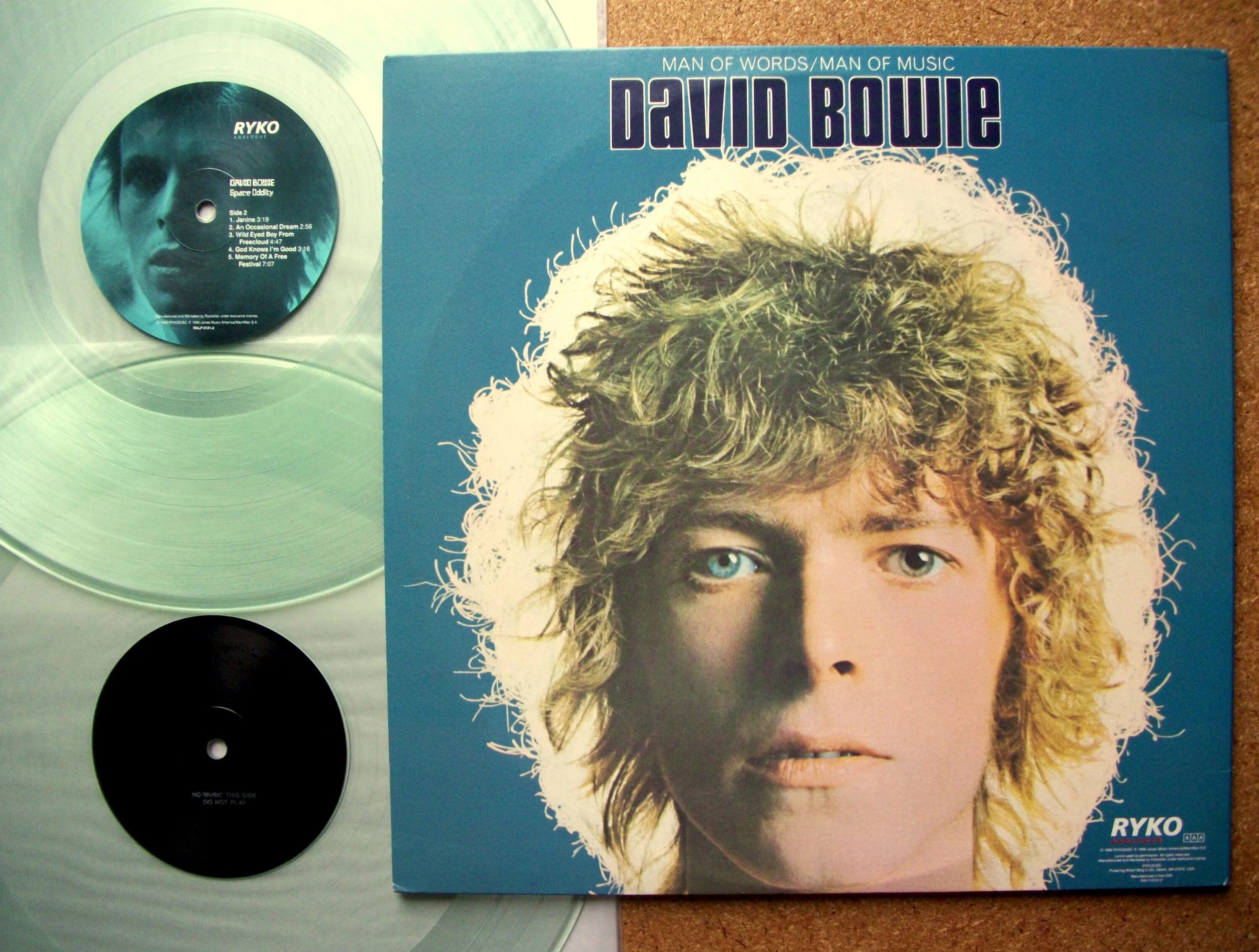 David bowie space. Дэвид Боуи 1969. David Bowie Space Oddity альбом. David Bowie 1969 album. David Bowie Space Oddity 1969.