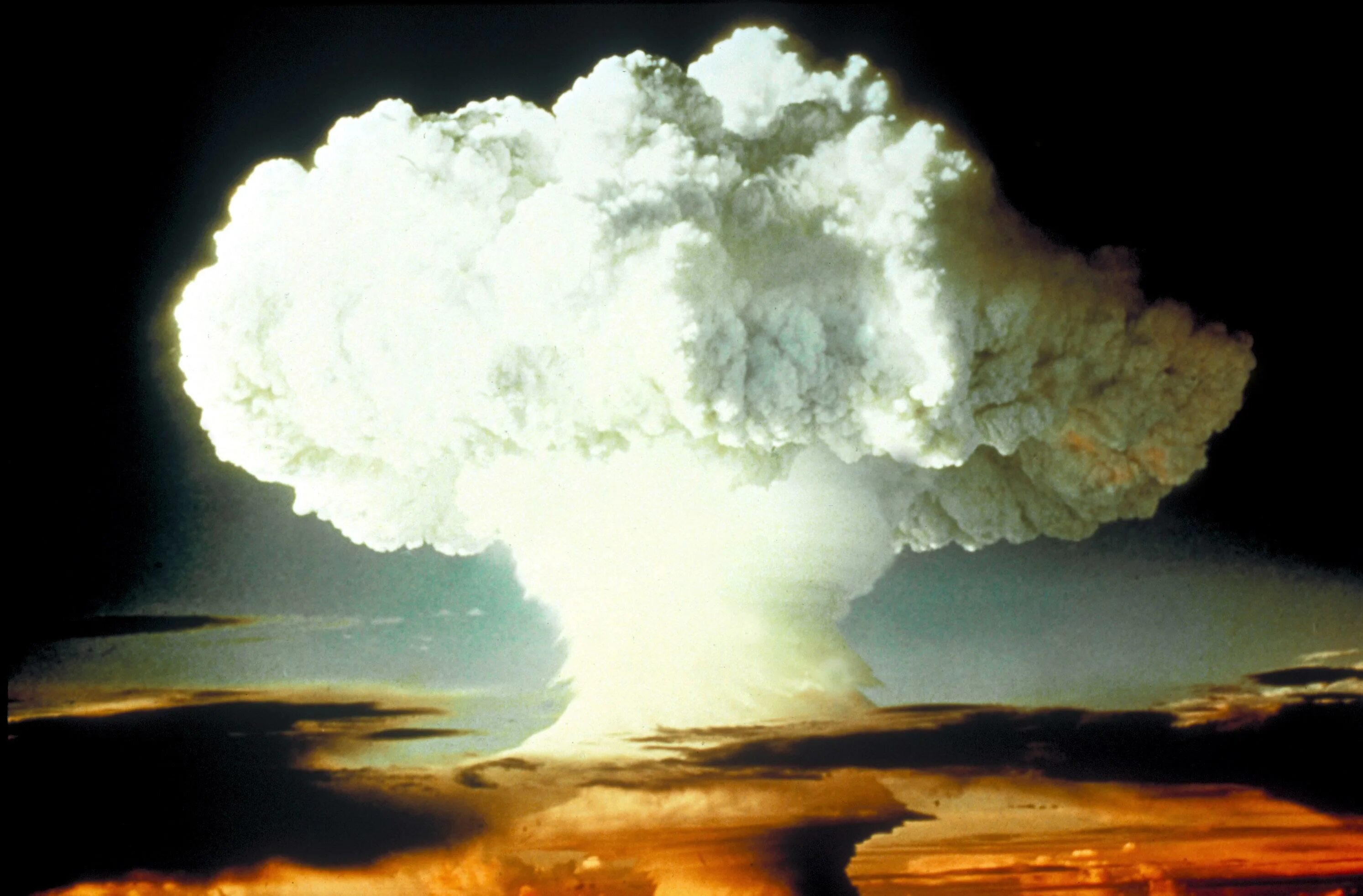 Самые мощные ядерные взрывы в истории. Иви Майк бомба взрыв. Ядерный взрыв Кастл Браво. Водородная бомба США. Взрыв водородной бомбы фото.