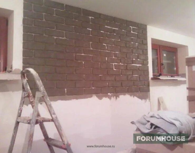 Штукатурка под кирпич. Какую штукатурку на кирпич. Заштукатуренный кирпич. Кирпичная стена со штукатуркой. Оштукатуривание кирпичных стен.