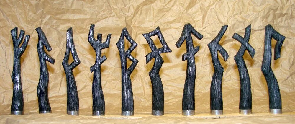 Руна дагаз описание. Нарисовать руны. Руно индия. Руны из дерева. Школа чарвака древняя индия.