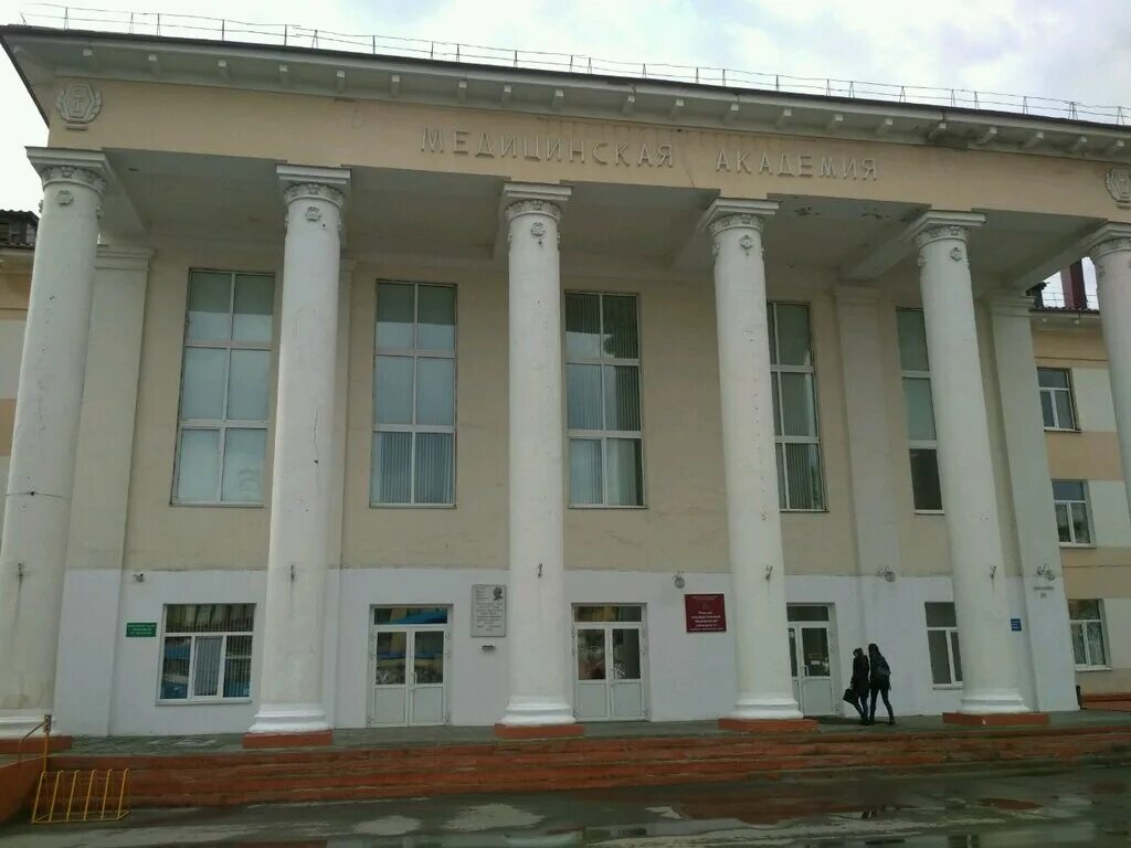 Мед университет Омск. Медицинская Академия Омск нефтяники. Омская медицинская Академия здание.