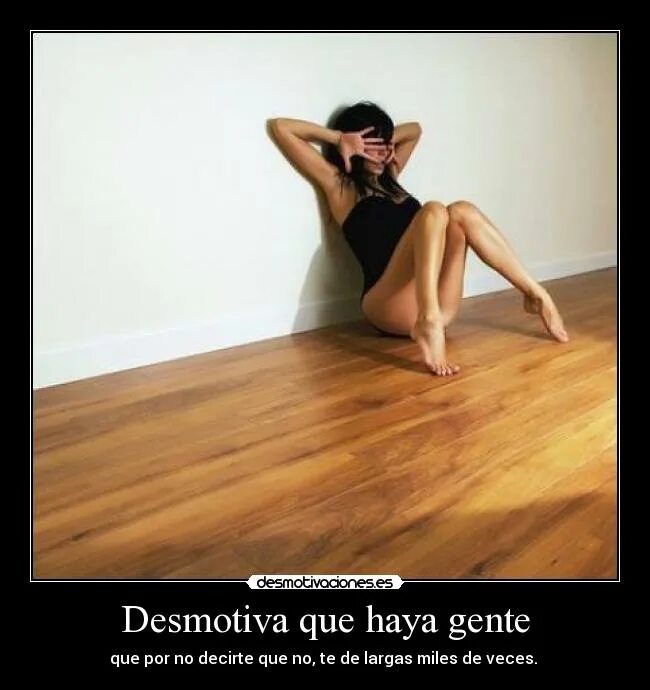 Полы девушек видео. Девушка на полу обои. Пробковый пол девушка. Девушка на полу. Девушка лежит на полу.