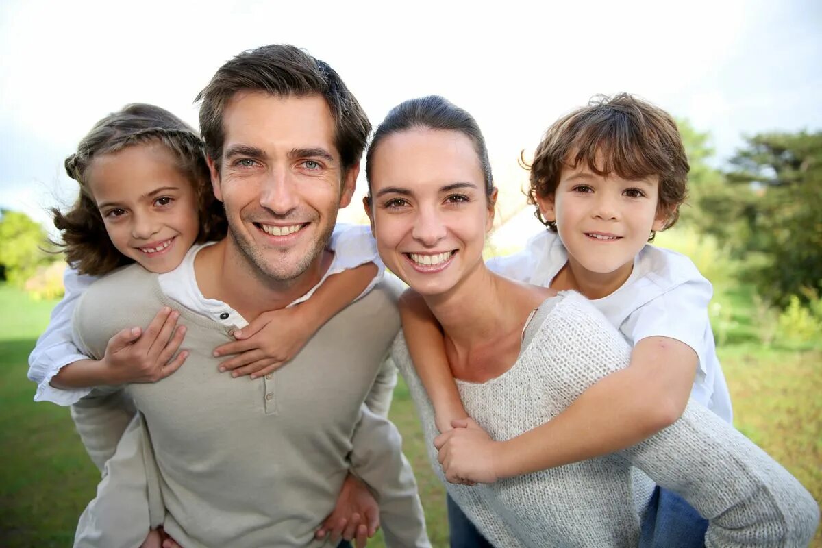 Familie und kinder. Семья играет в футбол. Семья на немецком. Familie und kinder. Как провести каникулы.