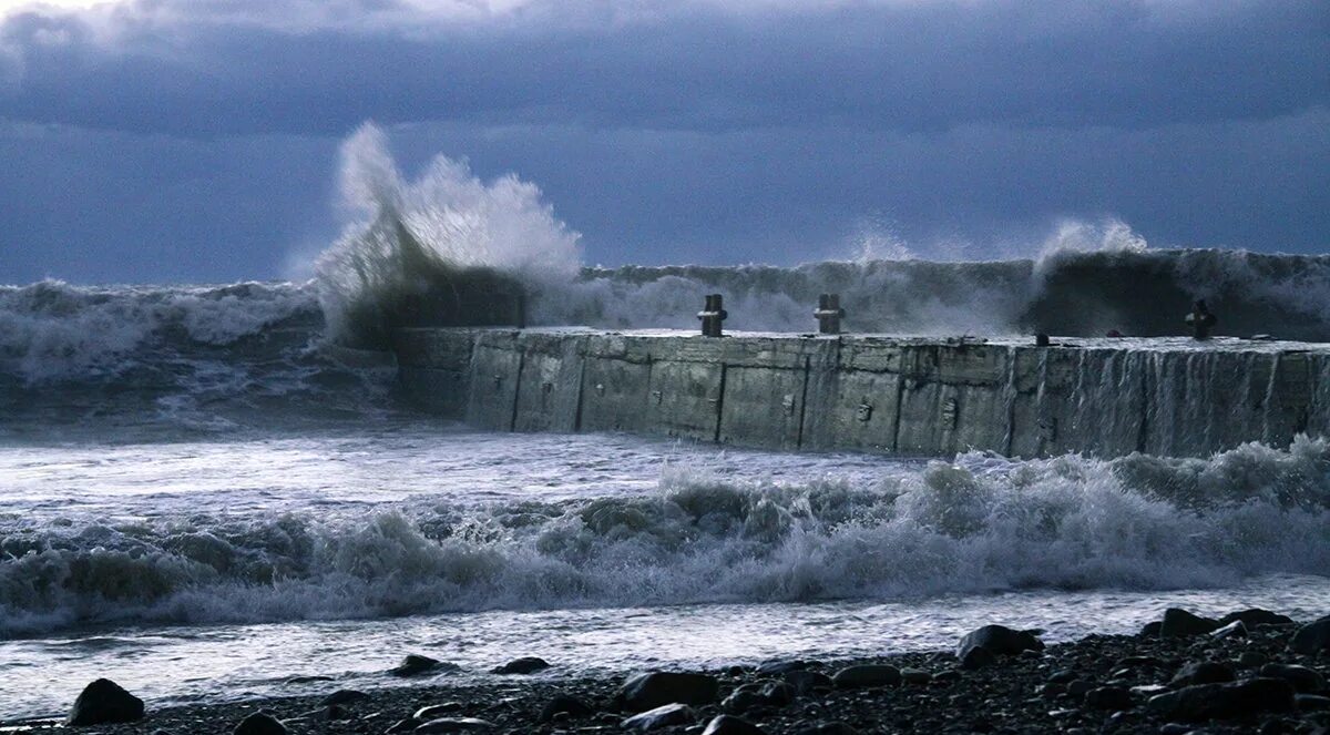 Мощные штормы. Шторм в Сочи сейчас. Сильный шторм в Алуште. На Черноморском побережье объявлено штормовое предупреждение. Шторм в Сочи фото.