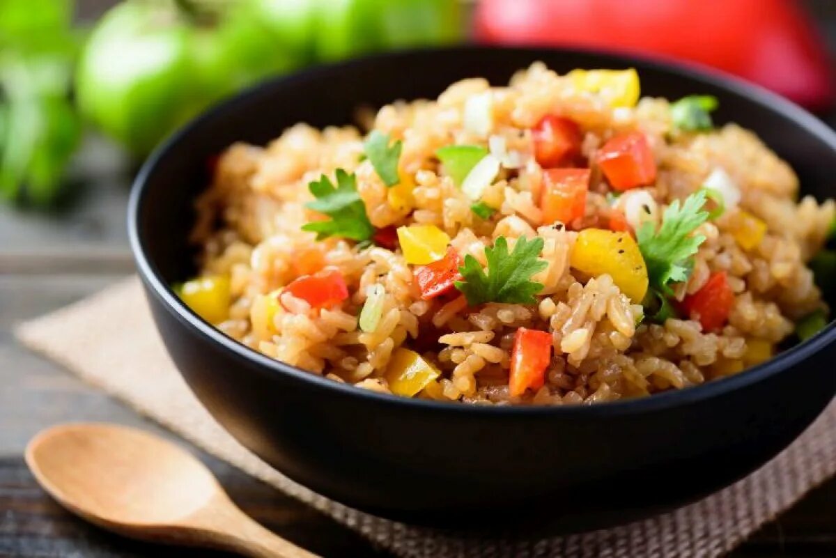 Запеченный рис с овощами. Рис с овощами. Жареный рис с овощами. Жареный рис с курицей и овощами. Рис с жареным луком.