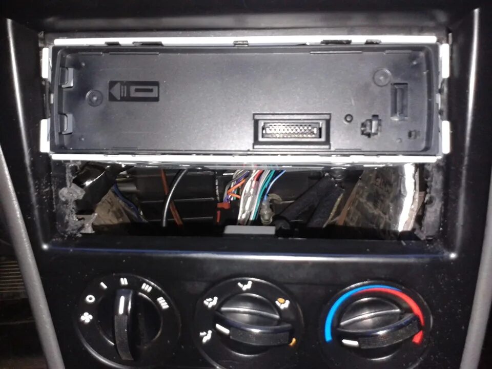 Не работает магнитола и часы. Не работает магнитола и часы. Mitsubishi montero sport 2002 рамка магнитолы. Фабия мк1 провод remote. Renault laguna 2 как снять панель магнитолы.