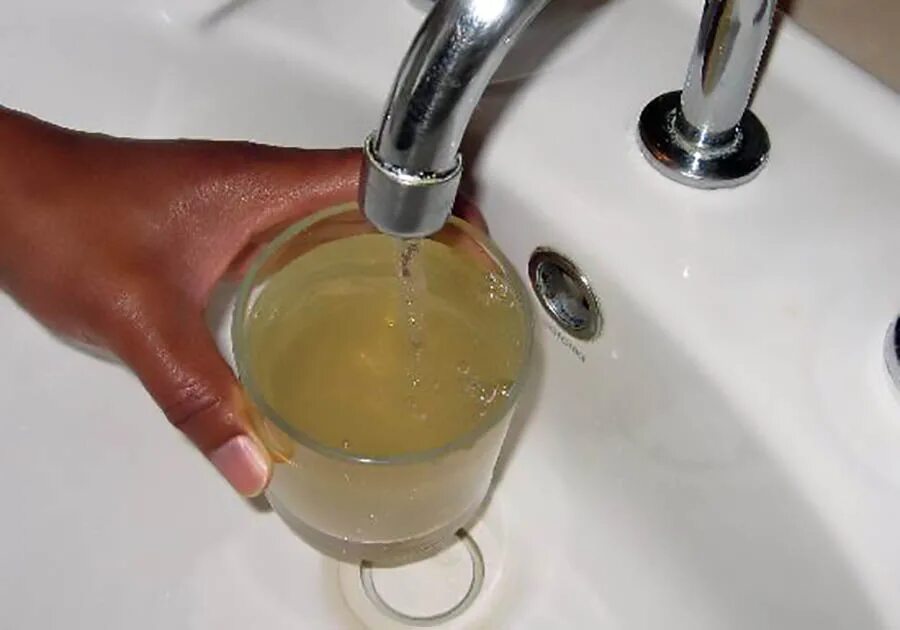 Грязная вода из под крана. Некачественная питьевая вода. Плохая питьевая вода. Чистая вода. Вода в городской квартире.
