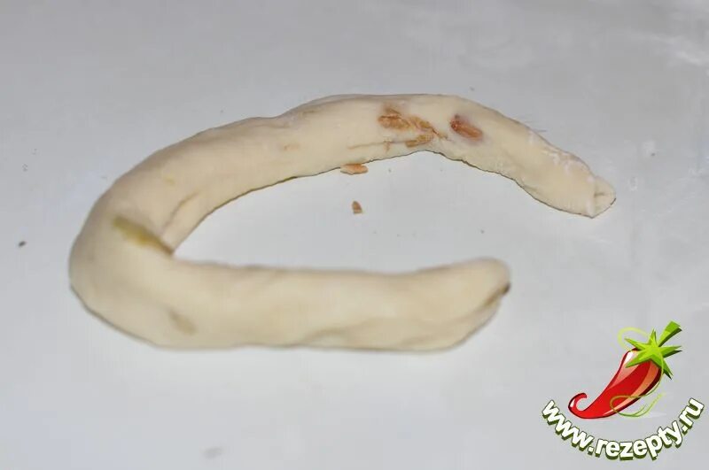 перекрученный жгут. косичка из теста. длинные жгуты из теста. хала плетенка. скатать тесто в жгут.