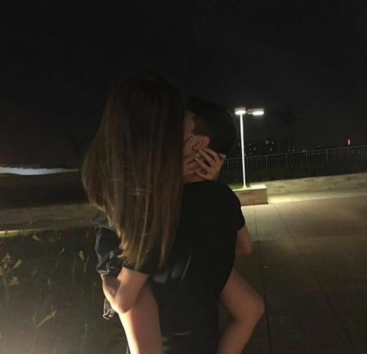 Селфи девушки вечером. Девочка 17 ночью. Девушка ночью без лица. Алина моисеева 20 лет. Девушка селфи ночью.