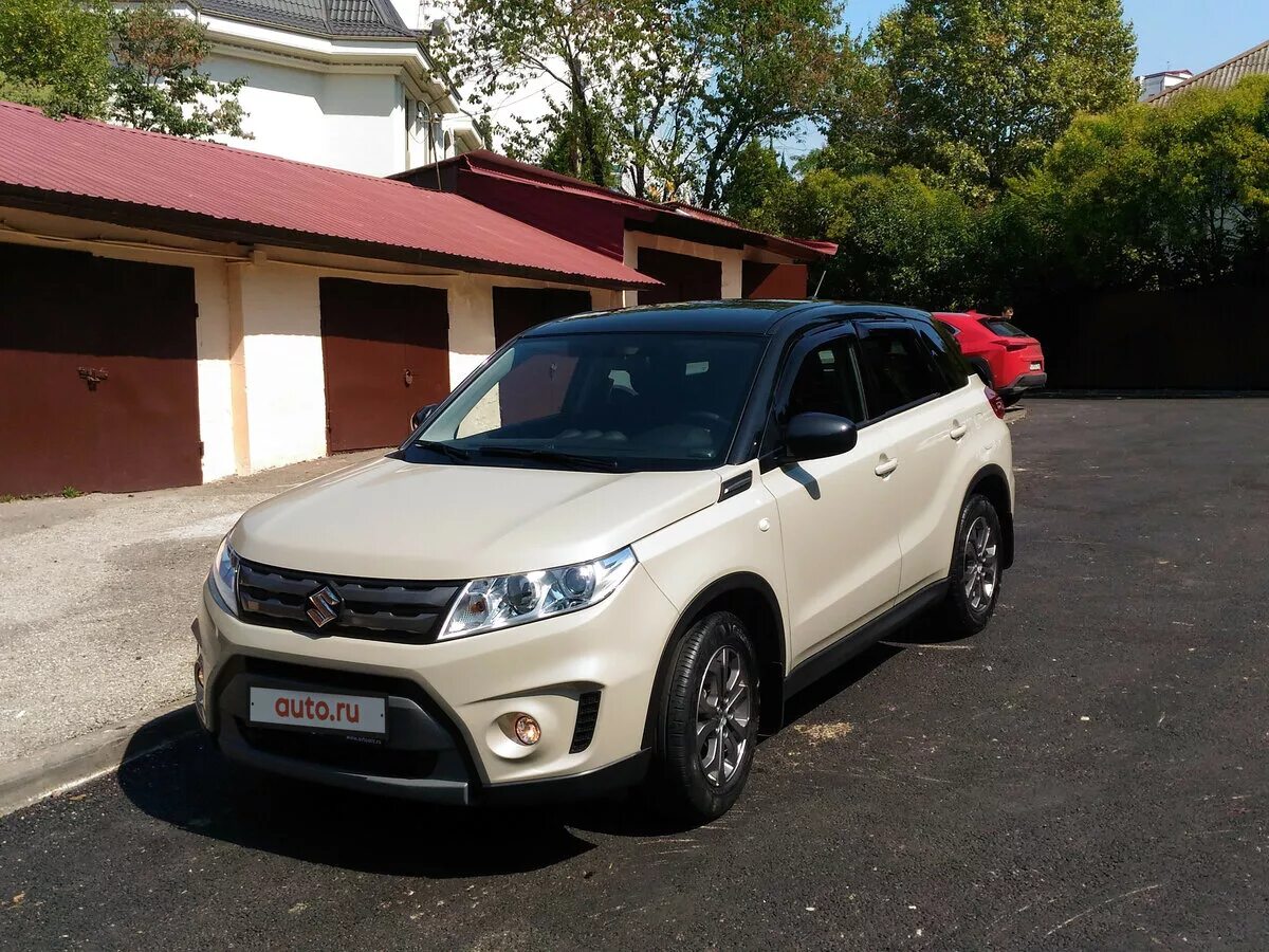 Suzuki vitara б у. Сузуки Витара бежевая с черной. Suzuki Vitara 1.6 at,. Сузуки Гранд Витара бежевый. Сузуки Витара белая с черной крышей.