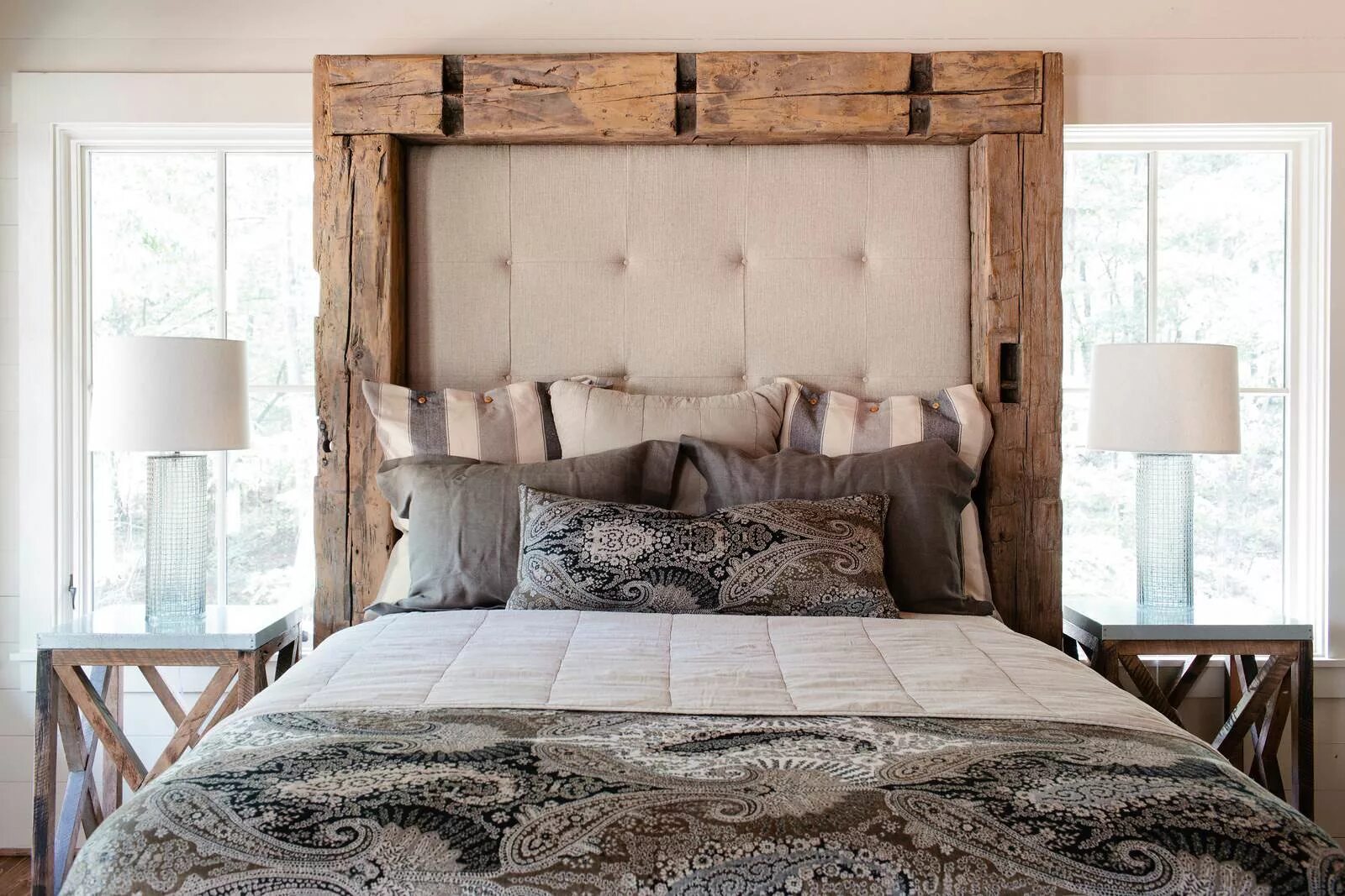 Изголовье кровати из дерева. Кровать с деревянным изголовьем. Необычное изголовье кровати. Изголовье деревянное в стиле лофт.