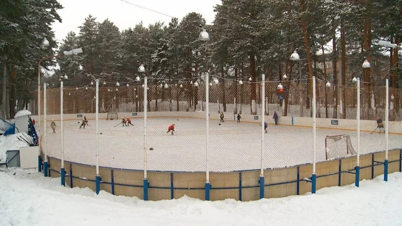 Хоккейная коробка с освещением. Хоккейная коробка бийск камера. Уличная хоккейная коробка. Хоккейная коробка во дворе. Хоккейный корт мурманск долина уюта.