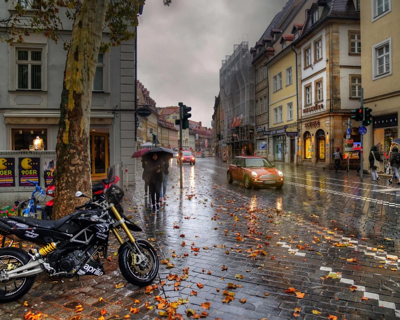 Столица дождей город. Осень в городе. Осенний город. Дождливый город. Пасмурная осень в городе.