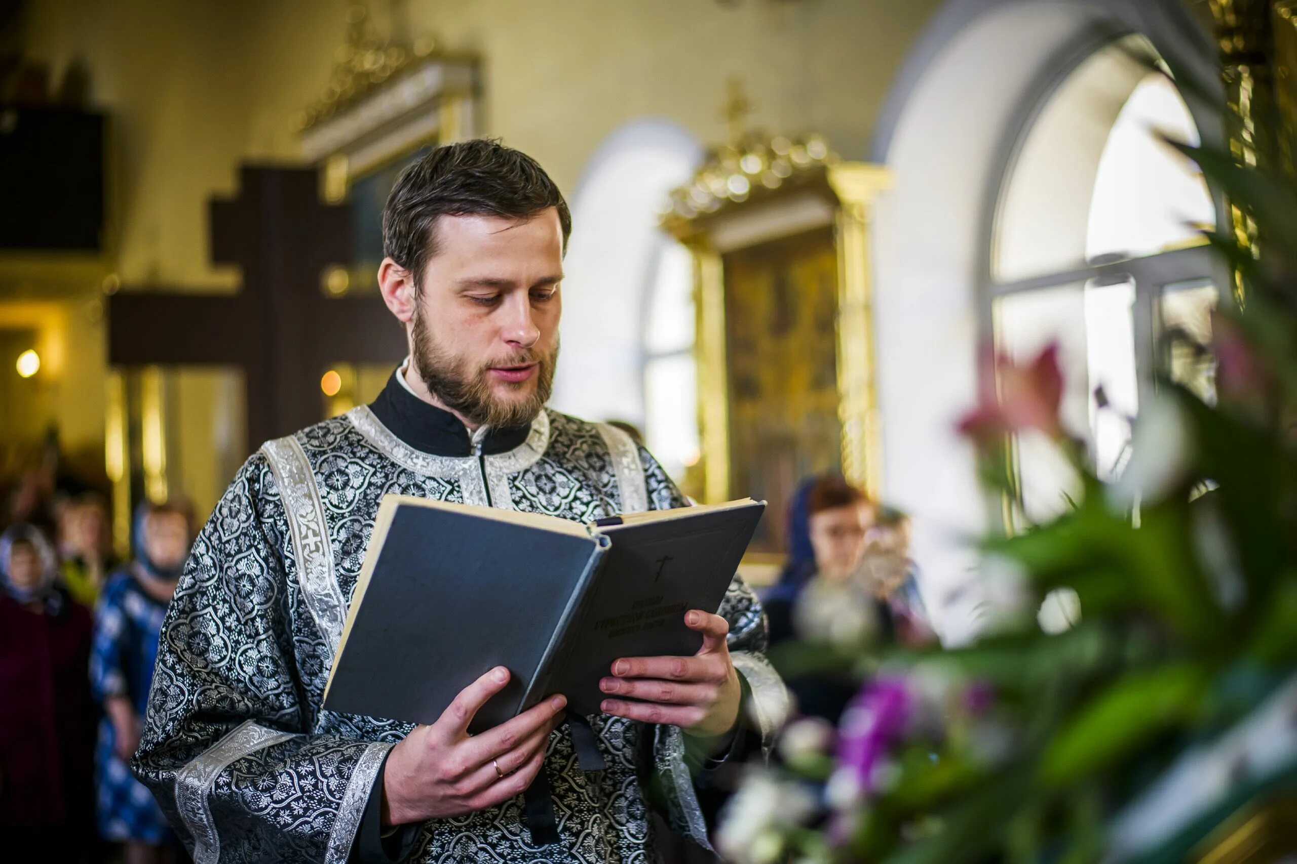 Псаломщик православная Церковь. Диакон псаломщик. Чтец церковнослужитель. Чтец в храме. Как стать чтецом