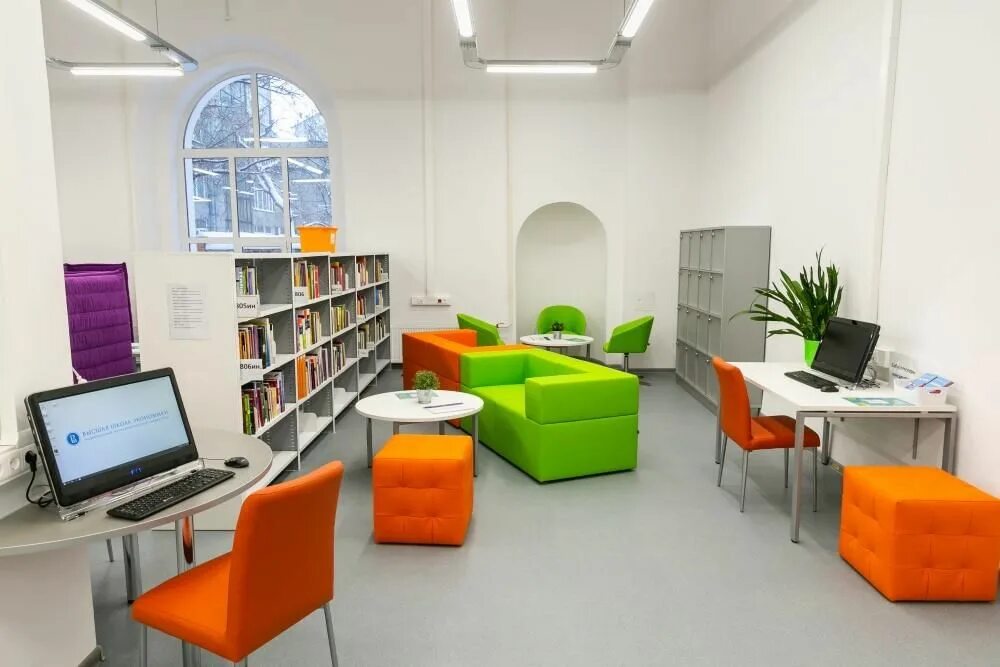 Библиотека вшэ басманная. Коворкинг. Коворкинг опен спейс. Коворкинг спейс. Коворкинг центр в стиле лофт.