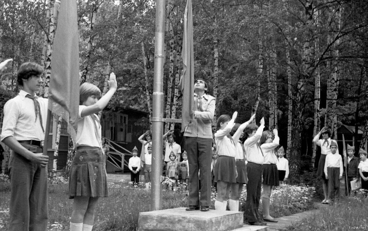 Пионерлагерь Пионерский лагерь СССР. Пионерский лагерь в СССР лето. Костер пионеры лагерь СССР. Пионерлагерь дети СССР 60-70е годы. Пионерский лагерь советские времена